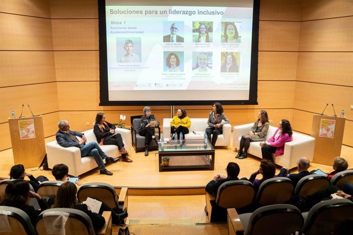 Mesa redonda na jornada “Soluções para uma liderança inclusiva”.