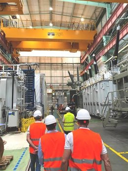 Trabajadores de Hitachi Energy en el interior de la factoría de Córdoba.