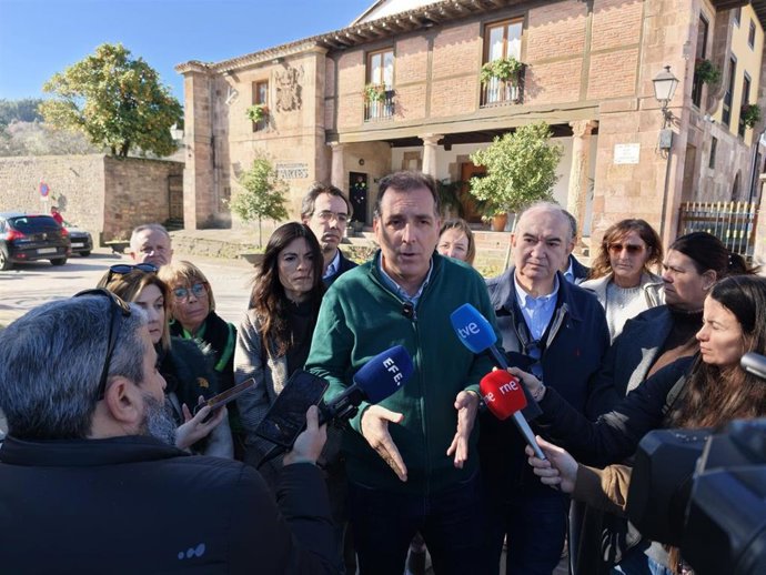 El portavoz de Vox de Inmigración, Samuel Vázquez, hace declaraciones a los medios en Cartes