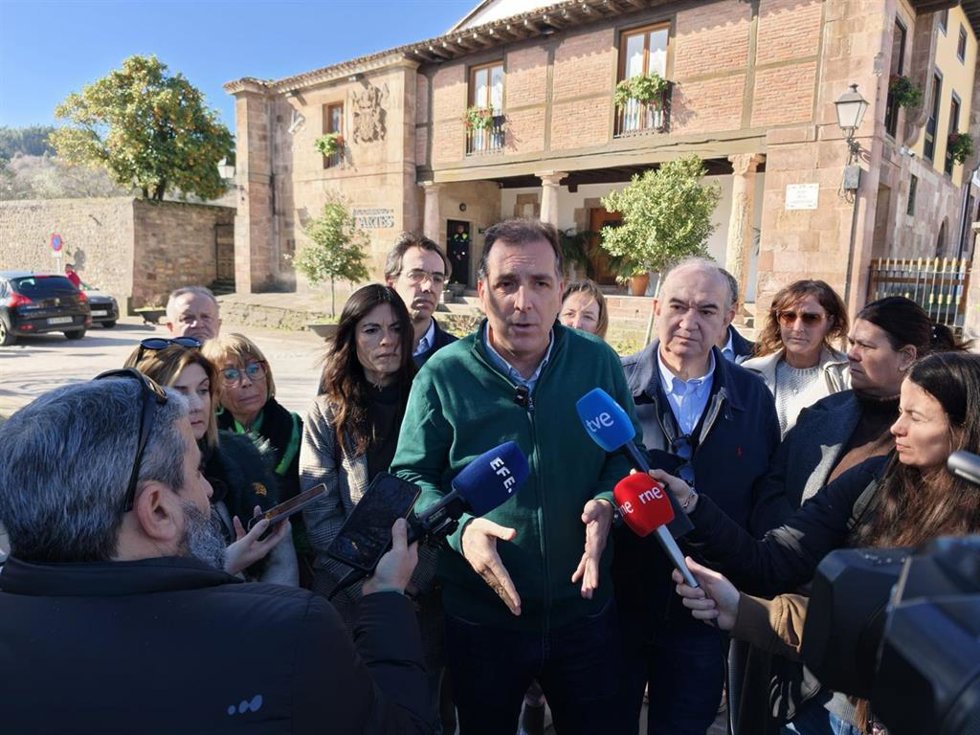 El portavoz de Vox de Inmigración, Samuel Vázquez, hace declaraciones a los medios en Cartes