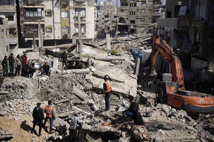 10 de fevereiro de 2026, Cidade de Gaza, Faixa de Gaza, Território Palestino: Equipes de defesa civil, operando com recursos limitados, estão trabalhando para resgatar corpos presos sob os escombros de um prédio que desabou após ataques israelenses no bai
