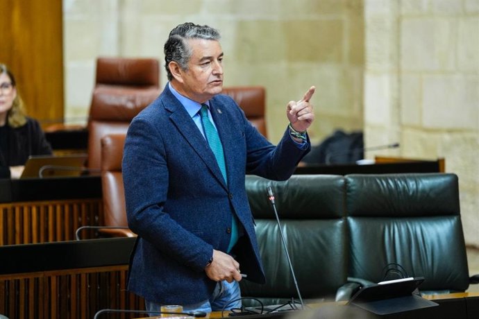 El consejero de Sanidad, Presidencia y Emergencia de la Junta de Andalucía, Antonio Sanz, en el pleno del Parlamento del 12 de febrero de 2026.