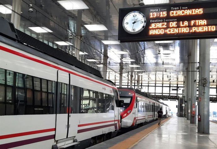 Archivo - Trenes de Cercanías en la estación de Cádiz.
