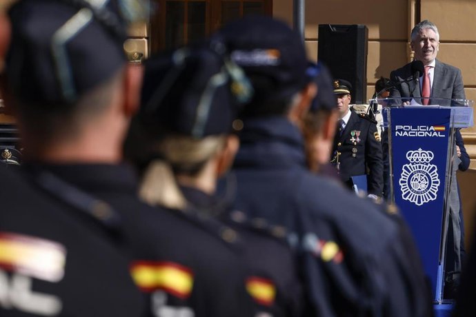 El ministro del Interior, Fernando Grande-Marlaska (d), interviene durante el acto de entrega de la Bandera de España a la Jefatura Superior de Policía de la Comunitat Valenciana, a 12 de febrero de 2026, en Valencia, Comunidad Valenciana (España).