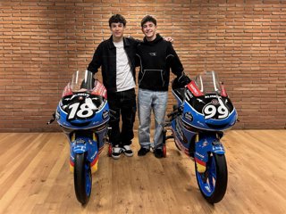 Archivo - Angel Piqueras (izda) y José Antonio Rueda con sus motos campeonas del JuniorGP