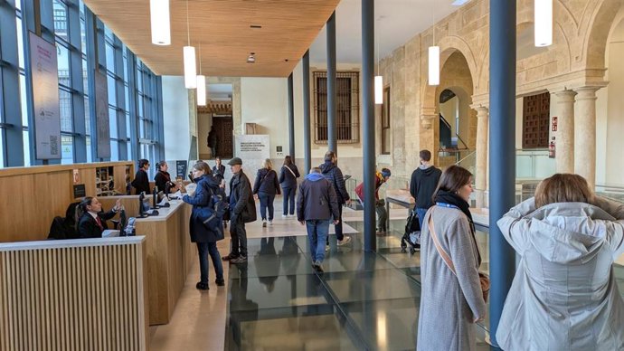 Turistas en el Centro de Información y Recepción (CIR) de la Mezquita-Catedral, cuya apertura conincide con la renovación de la audioguía y la app para realizar la visita al monumento.