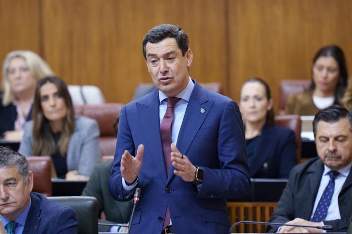 El presidente de la Junta de Andalucía, Juanma Moreno, este jueves durante la sesión de control al gobierno en el Pleno del Parlamento.