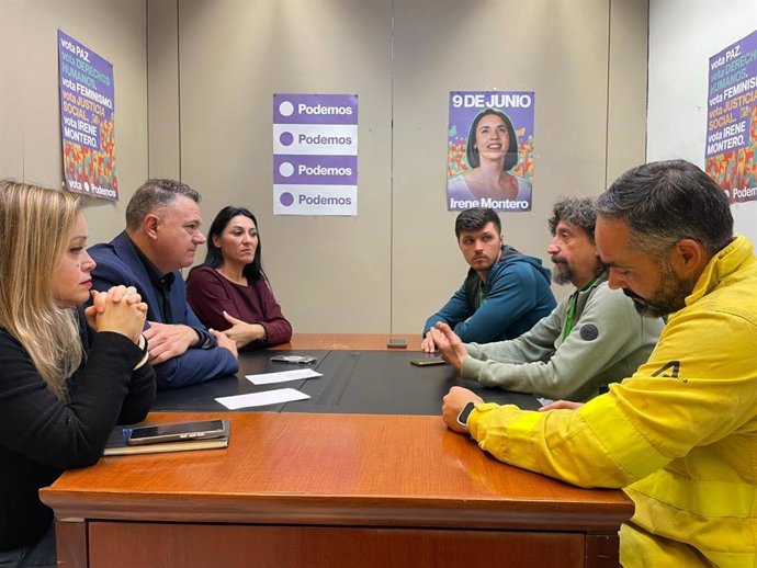 Reunión del candidato de Podemos a la Presidencia de la Junta de Andalucía, Juan Antonio Delgado, con representantes sindicales del Infoca.