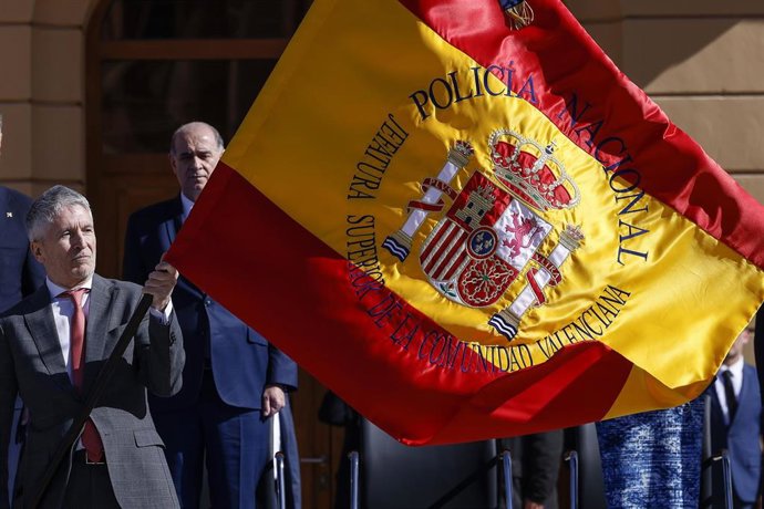 El ministro del Interior, Fernando Grande-Marlaska (i), durante el acto de entrega de la Bandera de España a la Jefatura Superior de Policía de la Comunitat Valenciana, a 12 de febrero de 2026, en Valencia, Comunidad Valenciana (España).