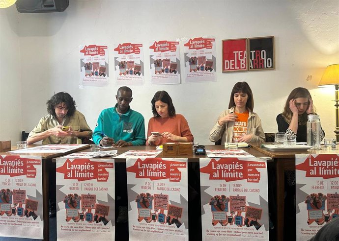 Varios sindicatos, agrupaciones y vecinos de 'Lavapíes al límite' durante una rueda de prensa en Teatro del Barrio, previa a la manifestación de este domingo.