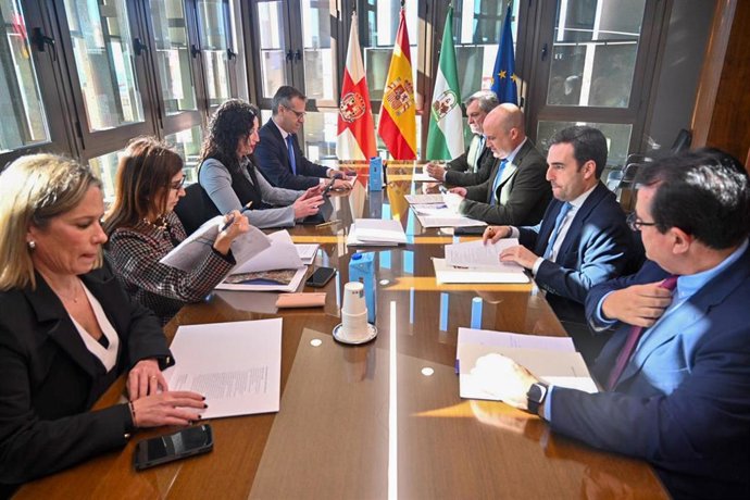 Reunión institucional entre representantes del Ayuntamiento de Almería y la Diputación Provincial en el Consistorio de la capital.