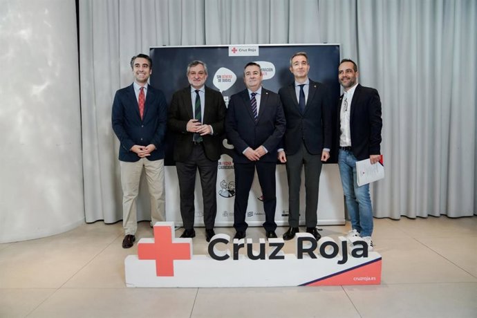 Cruz Roja entrega distinciones a 13 empresas colaboradoras en Almería.