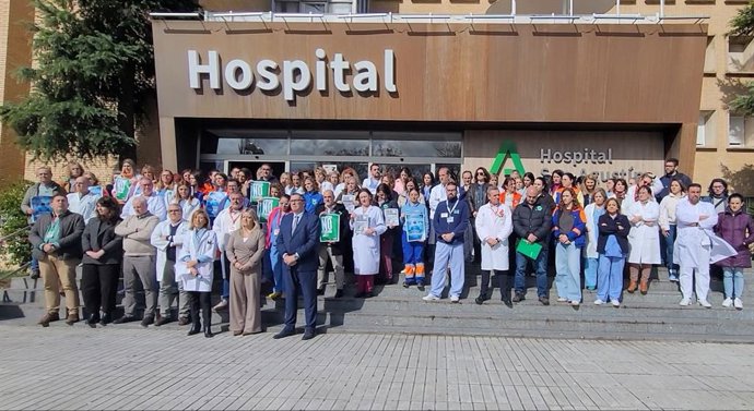 Concentración contra la agresión a una enfermera en Linares.