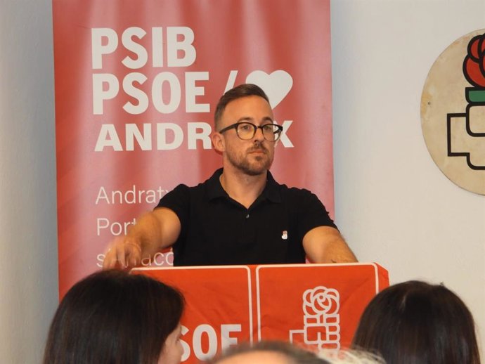 El secretario general del PSIB de Andratx, Enaitz Iñan, en un acto de la formación.