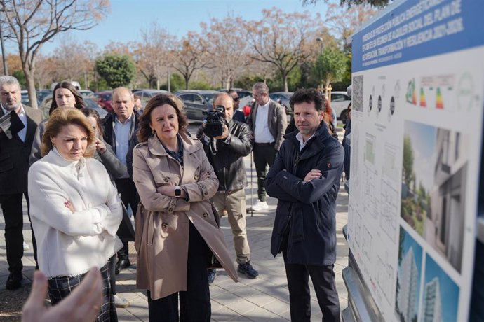 La vicepresidenta primera de la Generalitat y consellera de Vivienda, Susana Camarero, y la alcaldesa de València, María José Catalá, visitan el inicio de obra de una nueva promoción de VPP en Malilla, en el marco del Plan Vive.