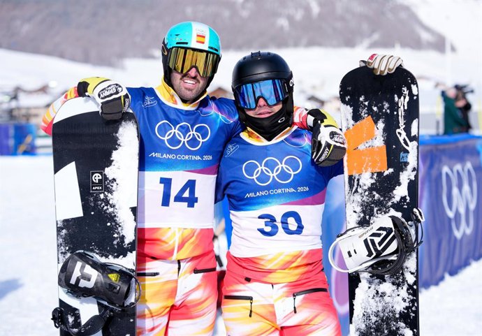 Lucas Eguibar (à esquerda) ao lado de Álvaro Romero após a classificação do snowboard cross dos Jogos Olímpicos de Milão e Cortina d'Ampezzo 2026