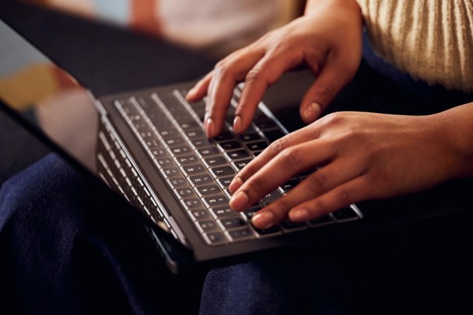 Persona usando el teclado de un portátil Windows