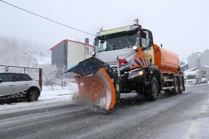 Una maquina quitanieves, a 28 de enero de 2026, en Lugo, Galicia (España). 