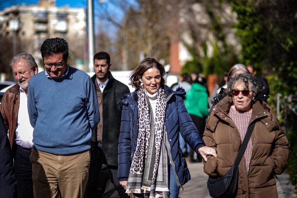 La portavoz del Grupo Municipal Socialista, Reyes Maroto, y el secretario general del PSOE-M, Óscar López, en su visita al barrio de Las Águilas