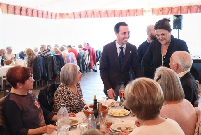 El presidente del Consell, Llorenç Galmés, en un evento con usuarios de las residencias de tercera edad.
