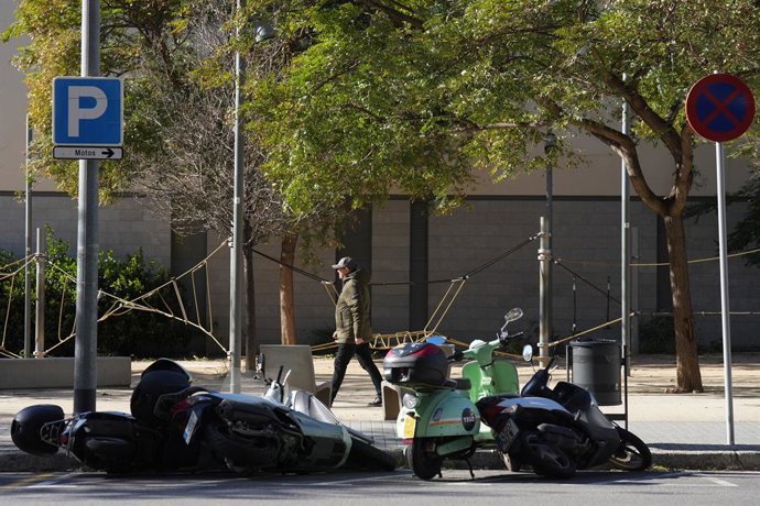 Diverses motos bolcades pel vent