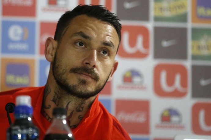 Futbol, conferencia de prensa de la seleccion chilena El jugador de la seleccion chilena Mauricio Pinilla habla con los medios de comunicacion durante la conferencia de prensa realizada en el complejo deportivo Fernando Riera de Santiago,