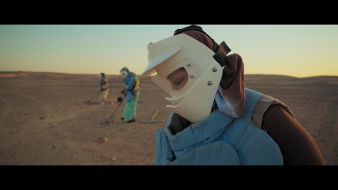 Fatimetu Bucharaya es una mujer saharaui que en 2019 fundó SMAWT, una asociación de mujeres voluntarias dedicadas a la detección de minas antipersonas en los campamentos de población refugiada saharaui en Tinduf (Argelia).