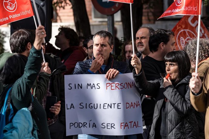 Varias personas durante una concentración, en la sede de la AEMET, a 12 de febrero de 2026, en Madrid (España). 