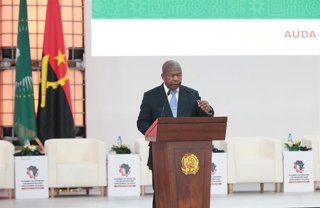 Archivo - El presidente de Angola, Joao Lourenço, durante una rueda de prensa en la capital angoleña, Luanda, en octubre de 2025 (archivo)