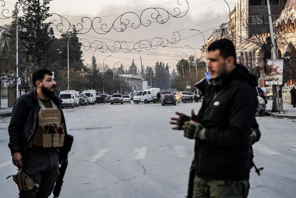 Archivo - Soldados del Gobierno sirio desplegados cerca de los barrios de Sheikh Maqsoud y Ashrafieh, en Alepo, tras nuevos enfrentamientos entre fuerzas kurdas y tropas gubernamentales.