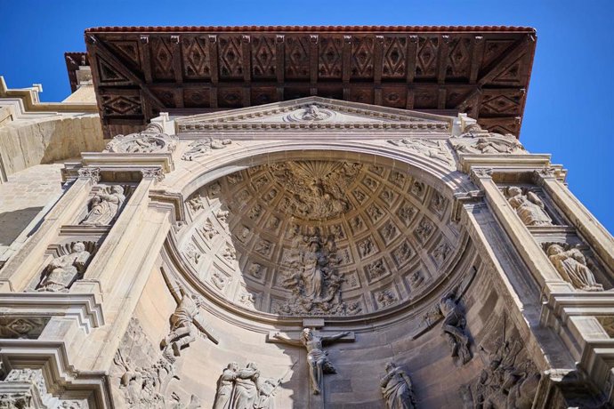 Portada de la iglesia Santa María de Viana.