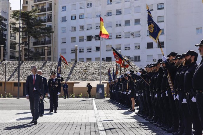 El ministro del Interior, Fernando Grande-Marlaska (i), durante el acto de entrega de la Bandera de España a la Jefatura Superior de Policía de la Comunitat Valenciana, a 12 de febrero de 2026, en Valencia, Comunidad Valenciana (España).