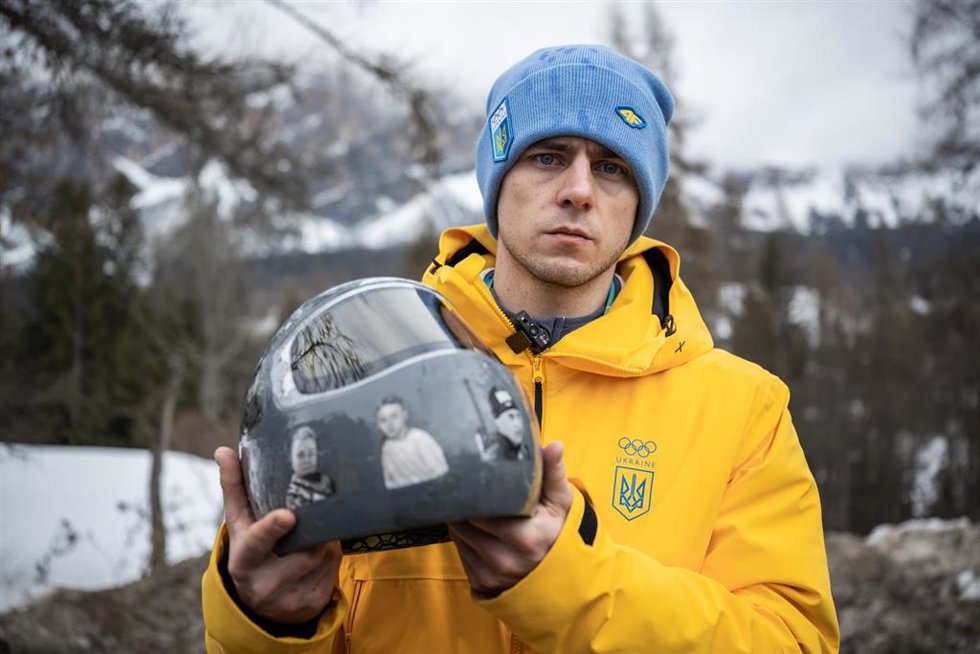 Vladyslav Heraskevych muestra su casco homenaje a los deportistas ucranianos fallecidos por la invasión de Rusia