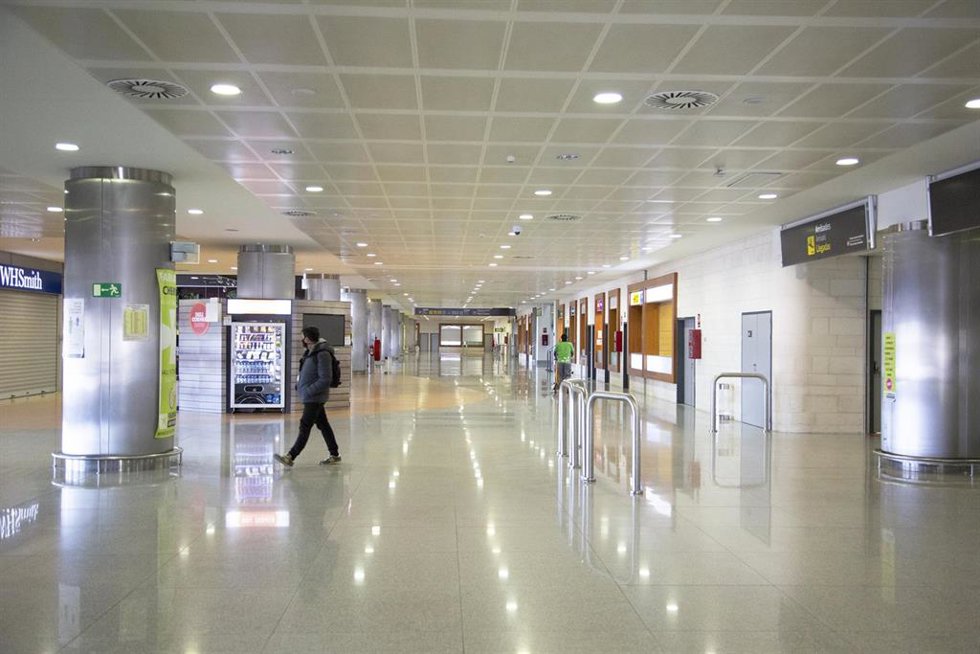 Archivo - Una persona en el aeropuerto de Menorca vacío 