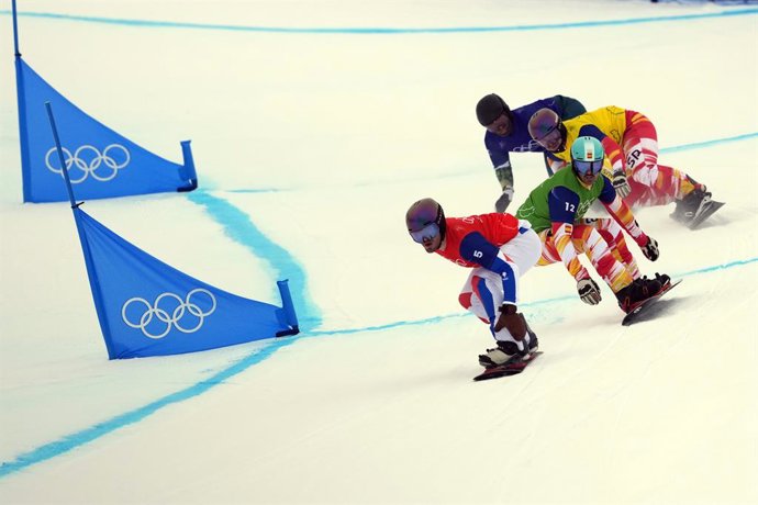 Lucas Eguibar (peto verde) y Álvaro Romero (amarillo) durante la prueba de cross del snowboard de los Juegos Olímpicos de Invierno de Milán y Cortina d'Ampezzo 2026
