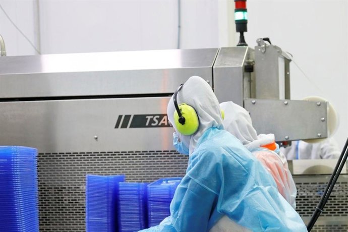 Archivo - Arxiu - Un treballador d'una pime