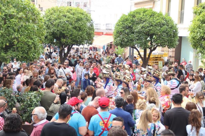 Los alcalareños abarrotan el centro con motivo de la Fiesta del Hornazo que se celebra en Carnaval, en foto de archivo.