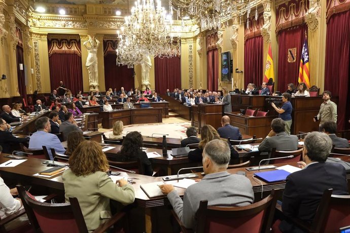 Archivo - La presidenta del Govern balear, Marga Prohens, interviene durante el Debate de Política General.