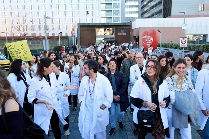 Archivo - Imagen de archivo de decenas de médicos durante una concentración contra el Estatuto Marco.
