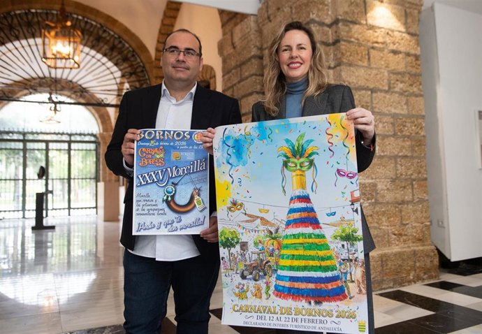 La responsable de Cultura de la Diputación de Cádiz, Vanesa Beltrán, y el alcalde de Bornos, Hugo Palomares, posando con el cartel una nueva edición de su Carnaval, declarado de Interés Turístico de Andalucía, y de la XXXV Morcillá Popular.