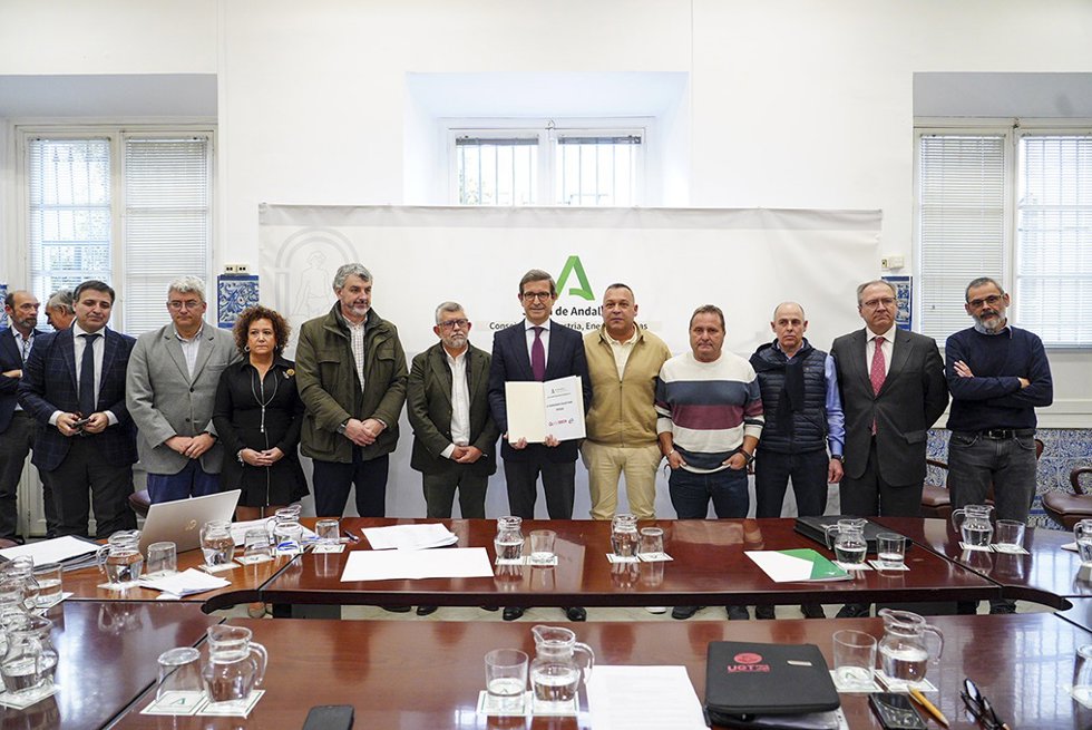 El consejero de Industria, Jorge Paradela, con representantes sindicales en la firma del nuevo convenio colectivo para Veiasa.
