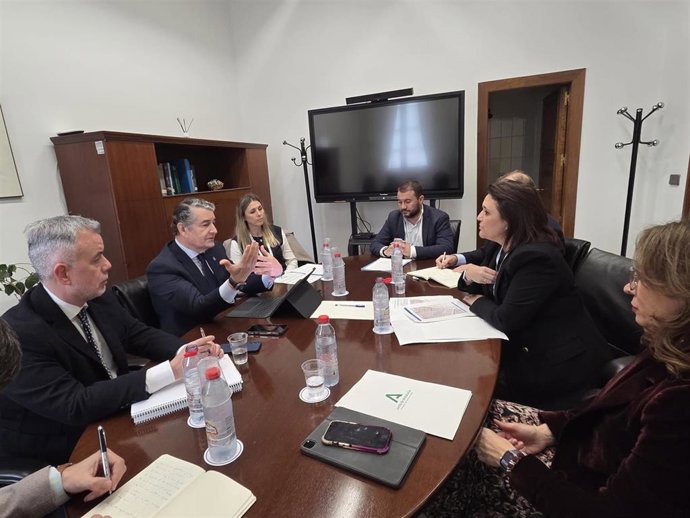Reunión con el consejero de Sanidad, Presidencia y Emergencias, Antonio Sanz, la delegada del Gobierno andaluz en Málaga, Patricia Navarro, y la alcaldesa de Torremolinos, Margarita del Cid, sobre asuntos sanitarios.