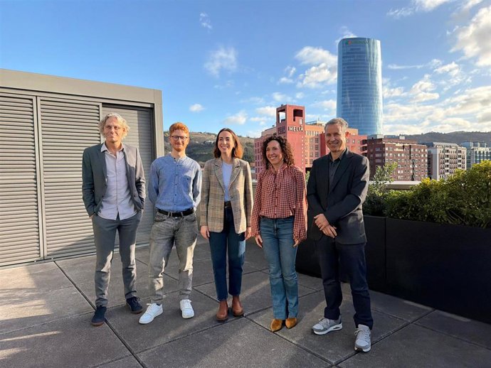 La concejala de Movilidad y Sostenibilidad, Nora Abete, con participantes en el primer Bilbao Bike Summit