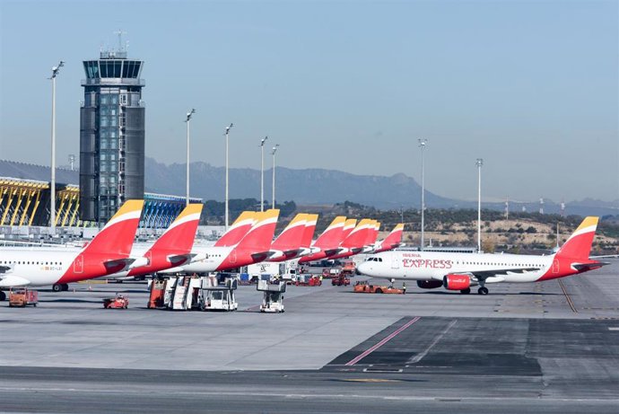 Archivo - Aviones de Iberia aparcados en las pistas, en el aeropuerto Adolfo Suárez Madrid-Barajas, a 8 de enero de 2024, en Madrid (España). 
