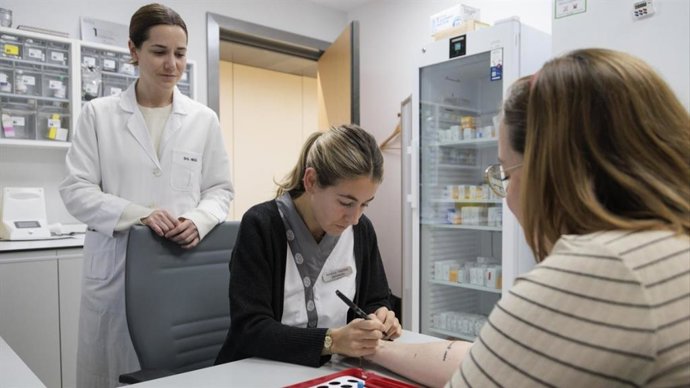 A Dra. Laura Argiz explica a uma paciente os testes a serem realizados durante o estudo para melhorar a tolerância ao peixe, iniciado na Clínica Universidade de Navarra.