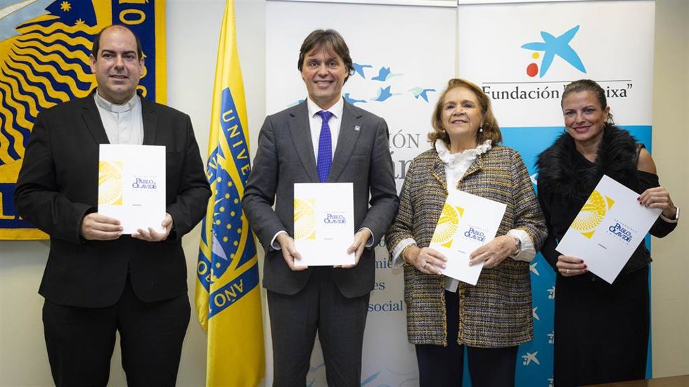 Francisco Oliva y Concha Yoldi, en el centro, junto con los responsables de Cáritas Universitaria y Fundación 'la Caixa'.