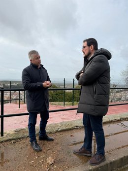 El alcalde de Martos, Emilio Torres, junto al concejal Francisco José Miranda, analiza incidencias del temporal.