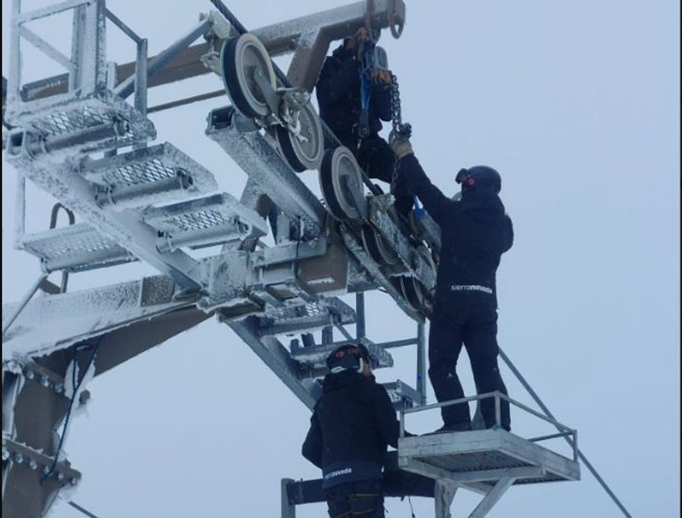 Archivo - Operarios de Cetursa trabajan en esta imagen de archivo en poleas dañadas por el hielo