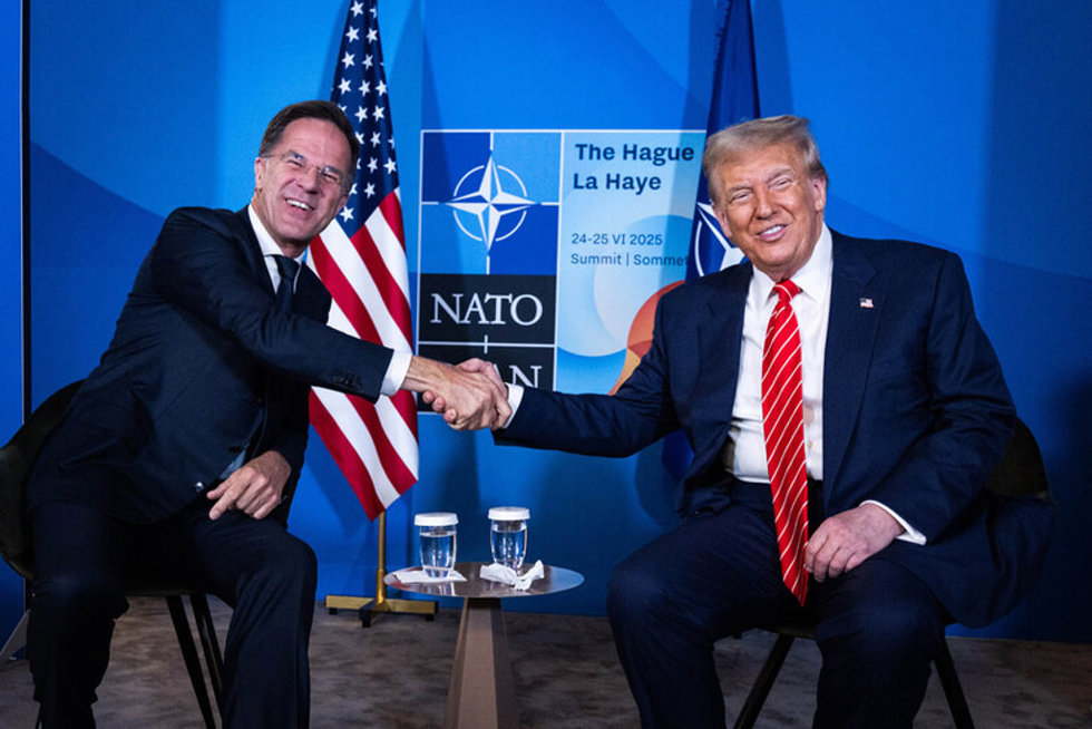 Archivo - El secretario general de la OTAN, Mark Rutte, y el presidente de Estados Unidos, Donald Trump, se estrechan la mano tras hacer declaraciones a la prensa al margen de la cumbre de la OTAN de 2025.