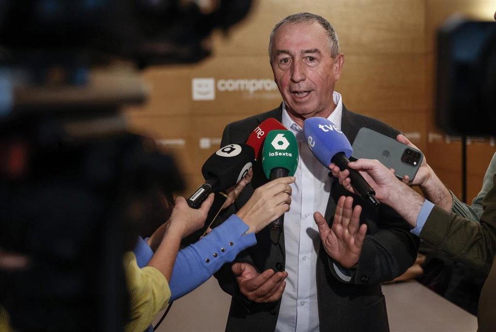 Archivo - El síndic de Compromís en Les Corts, Joan Baldoví, atiende a los medios de comunicación